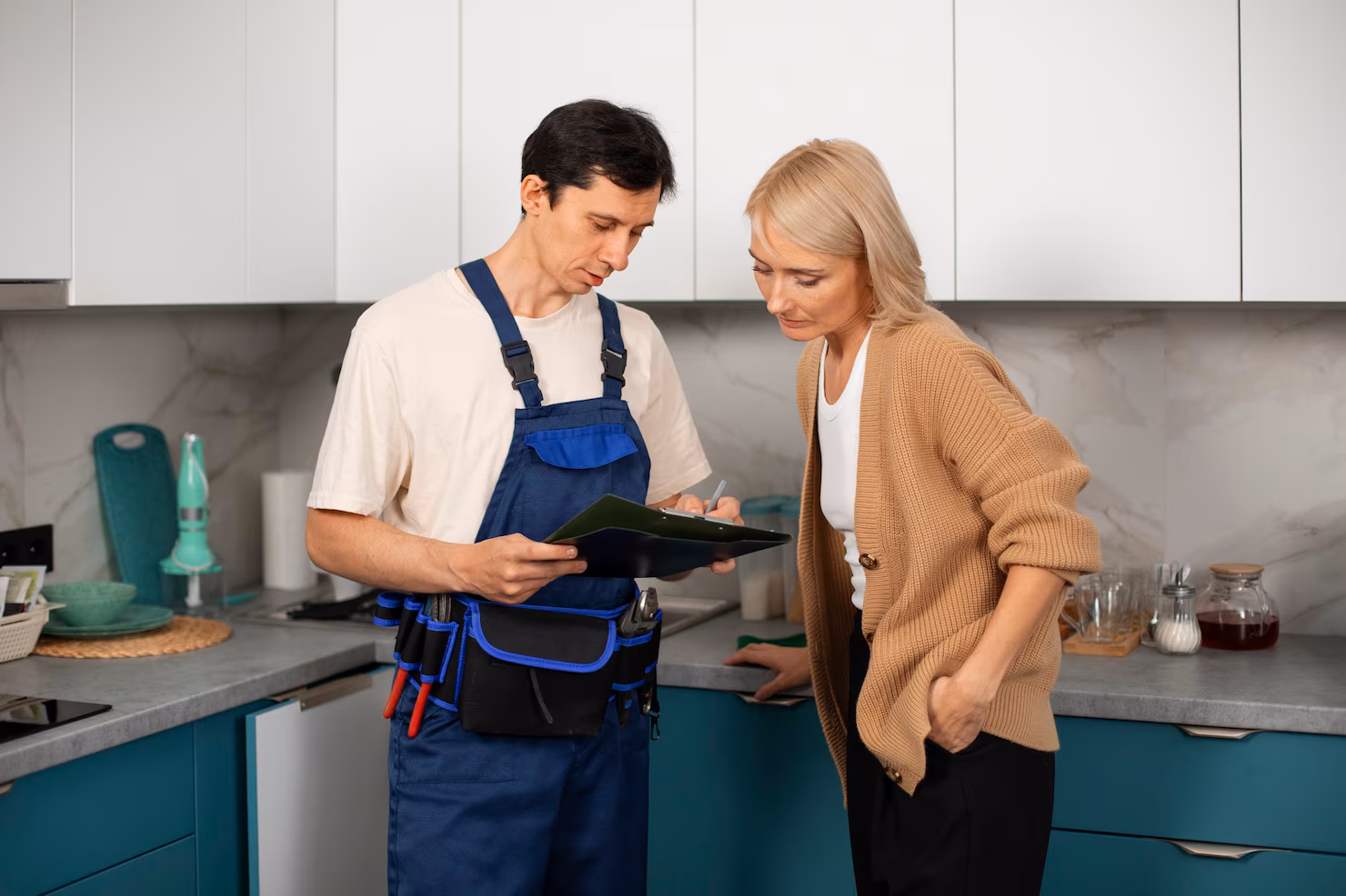 hombre fontanero trabajando cliente arreglar problemas cocina 23 2150990680