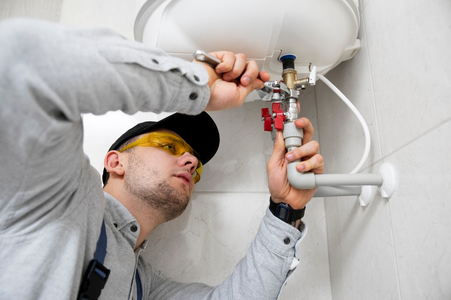 trabajador reparando calentador agua 23 2149334230